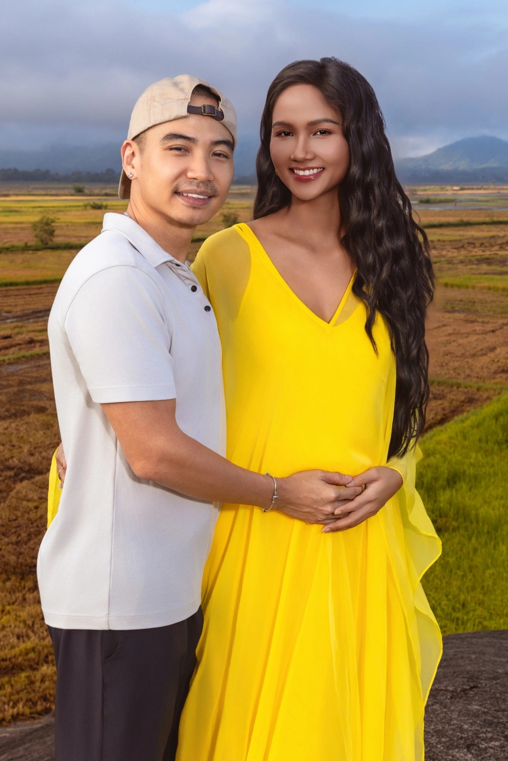 Sao Việt 1/6: H'Hen Niê phát hành MV "Con sinh ra là để phi thường" trên kênh YouTube cá nhân. Đây là sản phẩm mang nhiều ý nghĩa cá nhân, được quay tại quê nhà Đắk Lắk, thể hiện tình yêu gia đình, quê hương và sự trân trọng văn hóa Ê Đê của hoa hậu. Ở phần bonus cuối MV, Hoa hậu Hoàn vũ Việt Nam 2017 lần đầu tiên khoe bụng bầu, thông báo việc lên chức mẹ.