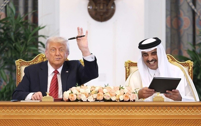 Tổng thống Mỹ Donald Trump và Quốc vương Qatar Sheikh Tamim bin Hamad Al-Thani trong lễ ký kết tại Doha. (Nguồn: Getty Images)