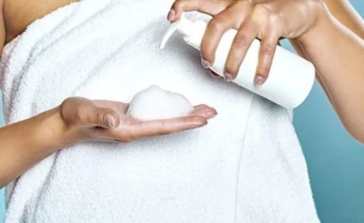 Hai sản phẩm mỹ phẩm vi phạm chất lượng và ghi nhãn sai. (Ảnh minh hoạ)