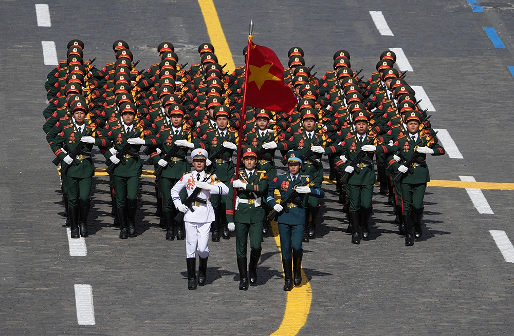 13 đoàn quân đội nước ngoài cũng sẽ tham gia diễu binh trên Quảng trường Đỏ, nhằm thể hiện tình hữu nghị với Nga trong đó có Quân đội nhân dân Việt Nam, với sự tham gia của 68 quân nhân Trường Sĩ quan Lục quân 1.