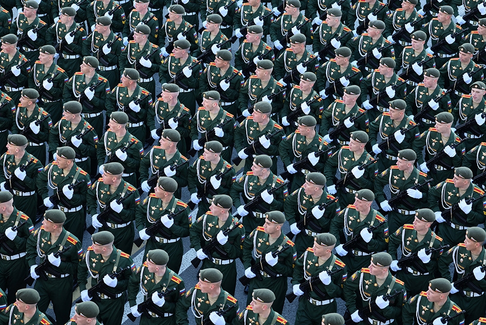 Quân nhân Nga diễu hành theo hàng dọc trước cuộc duyệt binh vào Ngày Chiến thắng, kỷ niệm 80 năm chiến thắng Đức Quốc xã trong Thế chiến II tại trung tâm Moscow, Nga ngày 9/5. Đặc biệt, năm nay, Nga mời quân đội của 13 quốc gia cùng tham gia Lễ duyệt binh trên Quảng trường Đỏ.