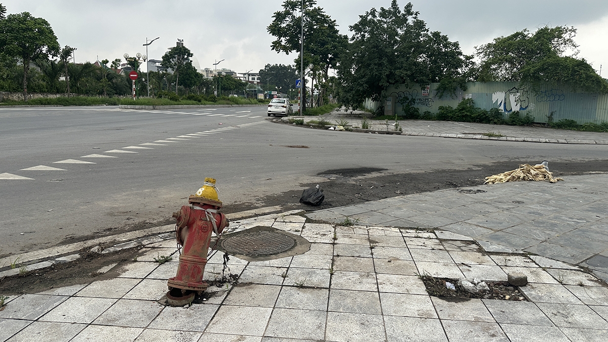 Trụ nước cứu hỏa bị nghiêng đổ.