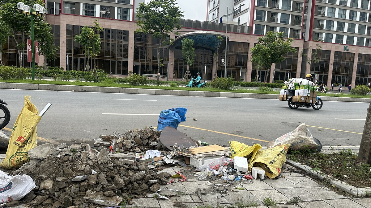 Theo cư dân tại đây, vào ban ngày người đi đường có thể quan sát được nhưng buổi tối khó quan sát hơn lòng đường, vỉa hè tiềm ẩn nhiều nguy cơ tai nạn.Ông Lại Đình Kim ở Thượng Thanh nói: "Chúng tôi mong muốn những hố ga không có nắp này sớm được thay thế lắp đặt mới trong thời gian nhanh nhất có thể để bảo đảm an toàn cho người dân đi lại. Đồng thời cần mạnh tay xử phạt các trường hợp đổ rác vi phạm để ngăn chặn tình trạng đổ rác thải gây ô nhiễm môi trường, mất mỹ quan đô thị tại đây".