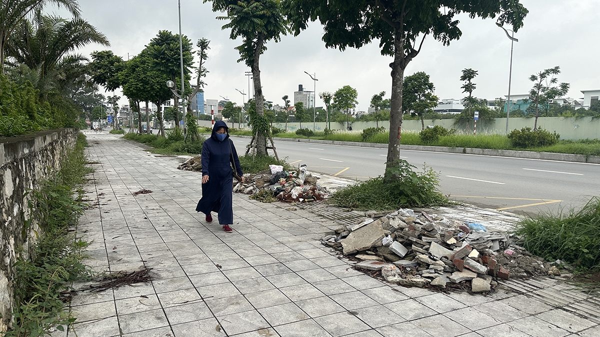Trên vỉa hè ngổn ngang phế thải xây dựng đổ trộm.