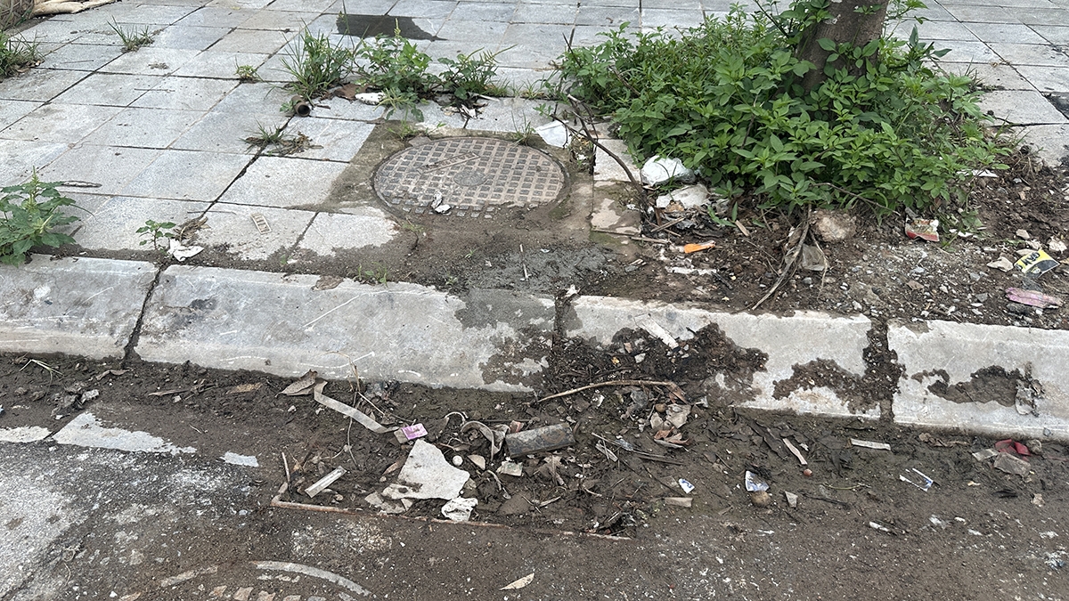 Bùn đất che kín cửa ga thoát nước.