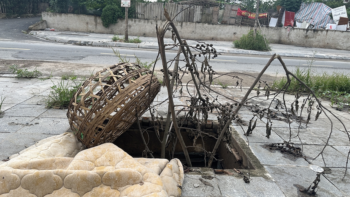 Xuất hiện nhiều miệng hố rộng không có nắp được che đậy tạm bợ để cảnh báo nguy hiểm cho người đi bộ