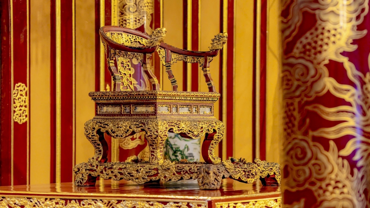 Ngai vàng triều Nguyễn đặt tại điện Thái Hòa trước khi bị xâm hại
