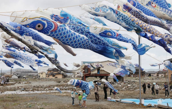 Cờ cá chép (Koinobori) - một biểu tượng của Ngày thiếu nhi Nhật Bản 5/5. (Ảnh: Jiji)