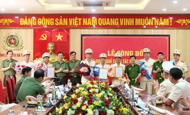 Lãnh đạo Công an tỉnh Hà Tĩnh trao quyết định nghỉ hưu trước tuổi cho 16 lãnh đạo cấp phòng. Ảnh: Công an Hà Tĩnh.