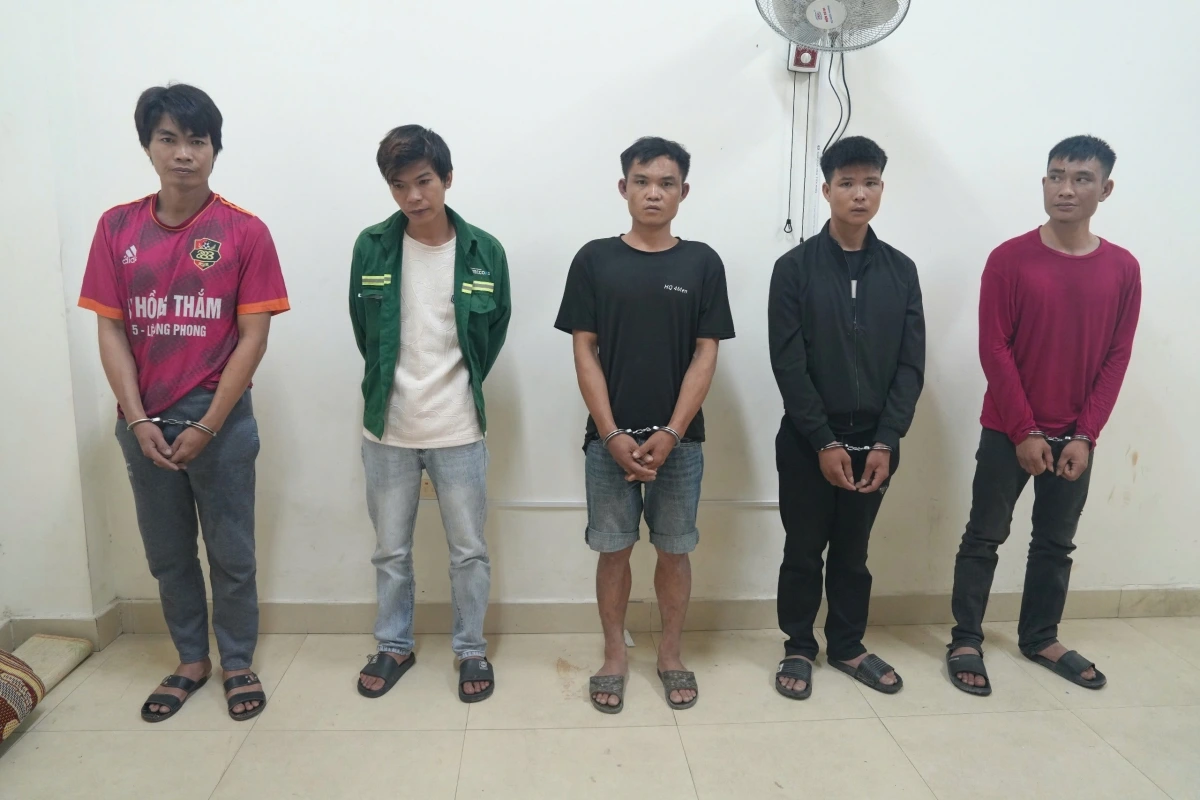 5 đối tượng cướp giật tài sản bị Cơ quan Công an bắt giữ. Ảnh: CANA