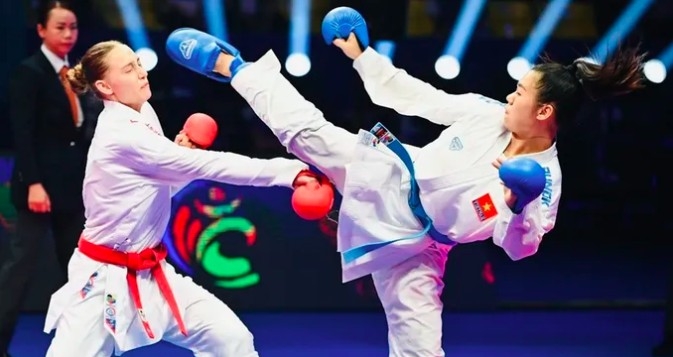 Vietnamese athlete Nguyen Thi Ngoan competes in the women's team kumite event (Photo: AKF)