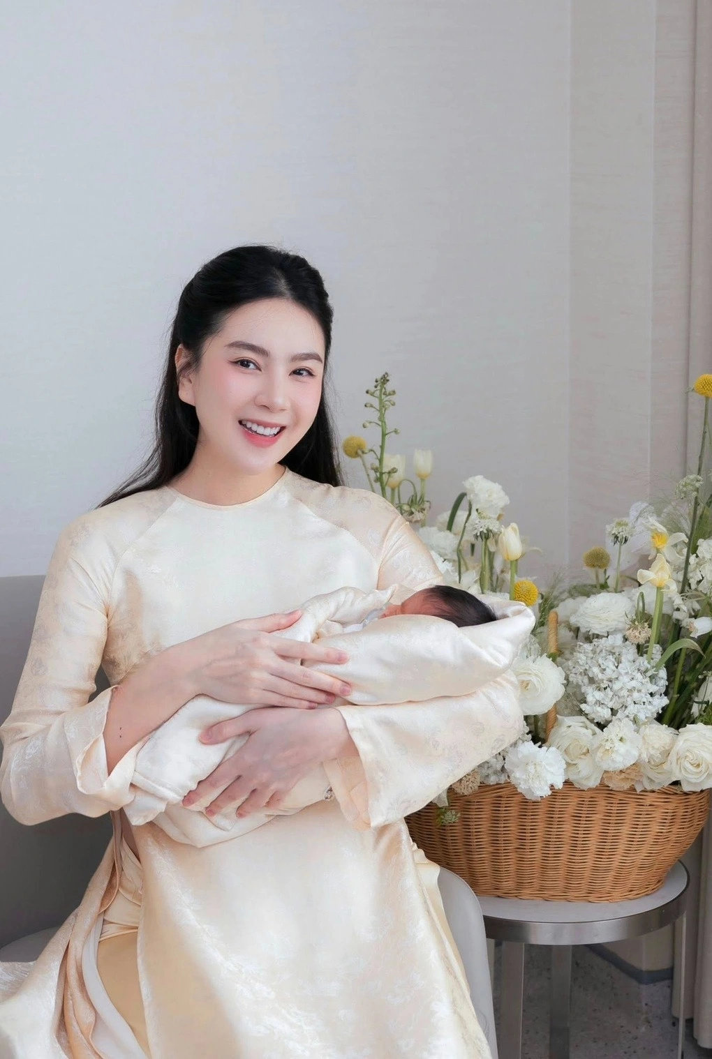 Sau gần một tháng sinh con trai đầu lòng, MC Mai Ngọc - gương mặt quen thuộc của VTV - vừa hé lộ khoảnh khắc đời thường ngọt ngào: Bế con ra ban công tắm nắng buổi sáng, nhẹ nhàng tận hưởng những giây phút làm mẹ đầu tiên đầy thiêng liêng.