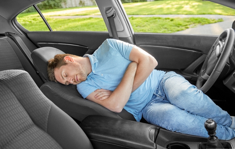 Việc ngủ trên xe là hành động mà nhiều tài xế đã làm, nhưng ít biết về mức độ nguy hiểm của nó (Ảnh minh họa: KT)