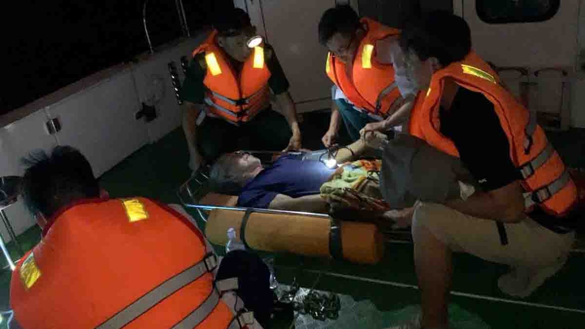 Nạn nhân được đưa vào bờ