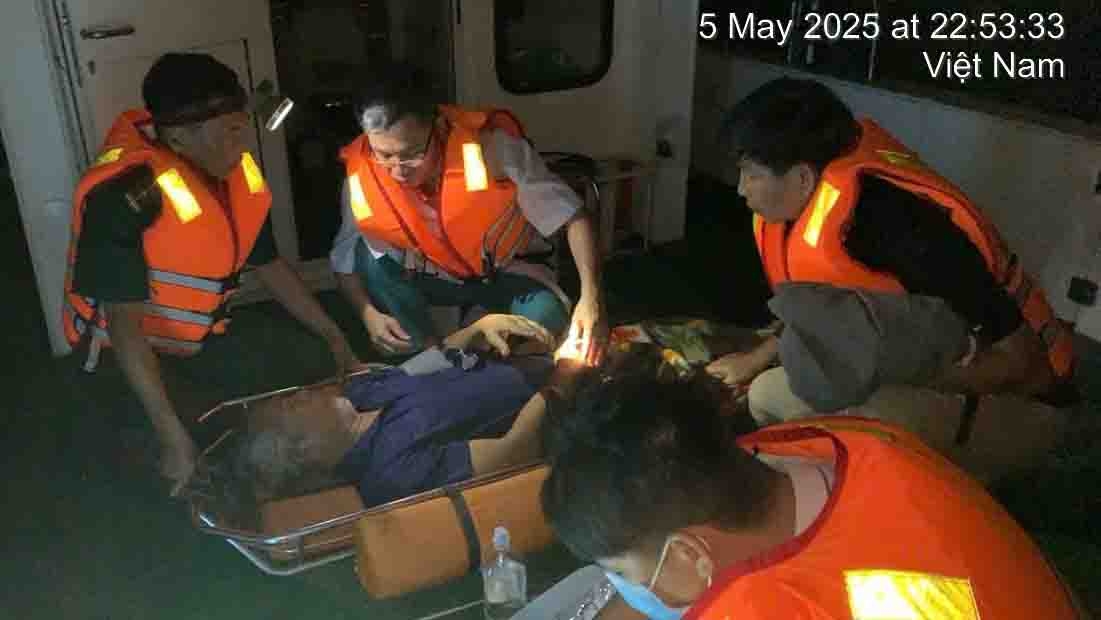 Nạn nhân được đưa lên tàu Biên phòng theo dõi, chăm sóc và nhanh chóng về bờ