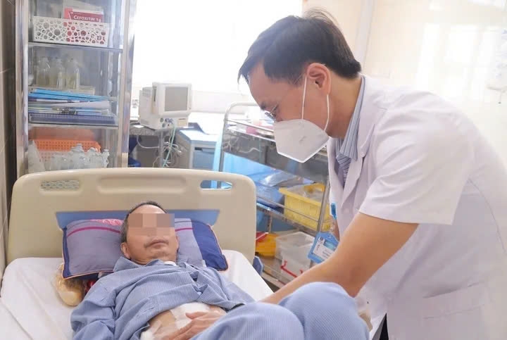 Bác sĩ kiểm tra sau mổ cho người bệnh. (Ảnh: BVCC)