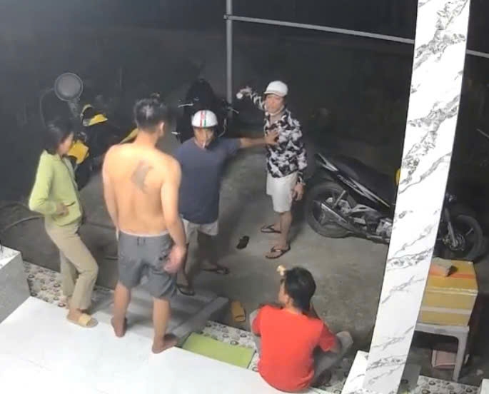 Nguyễn Anh Khoa (mình trần) không trả tiền đã mượn mà còn dùng dao đâm chủ nợ