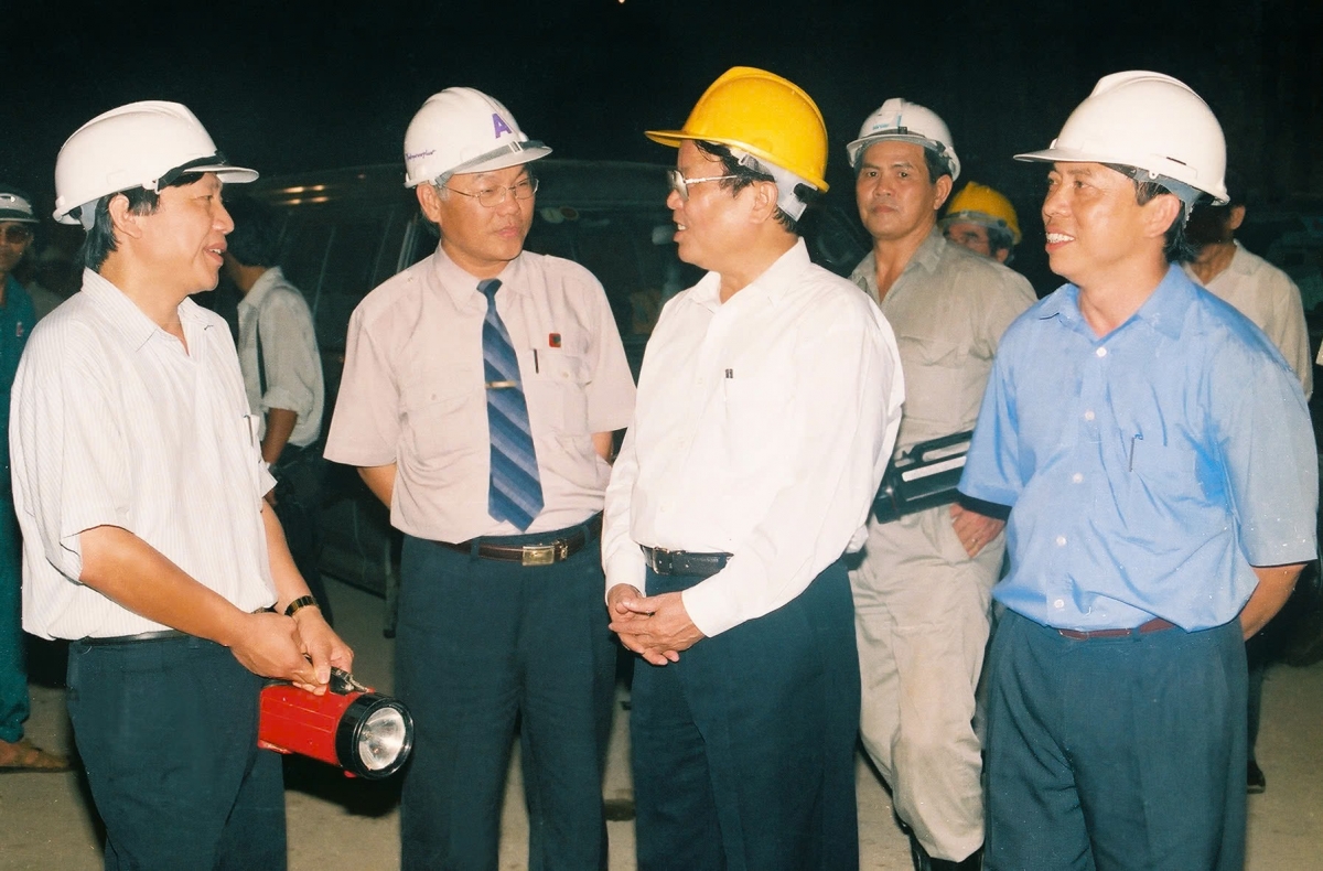 Nguyên Chủ tịch nước Trần Đức Lương (người đội mũ vàng) kiểm tra tại Thuỷ điện Ialy năm 1999. (Ảnh: Thuỷ điện Ialy)