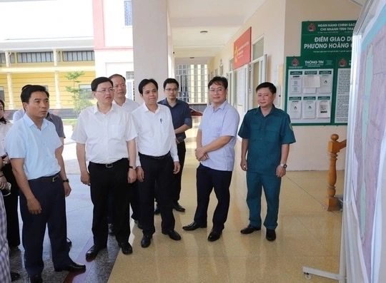 Bí thư Tỉnh ủy Nguyễn Doãn Anh kiểm tra trụ sở làm việc phường Hoằng Quang hiện nay dự kiến đặt trụ sở phường Nguyệt Viên sau sắp xếp đơn vị hành chính.