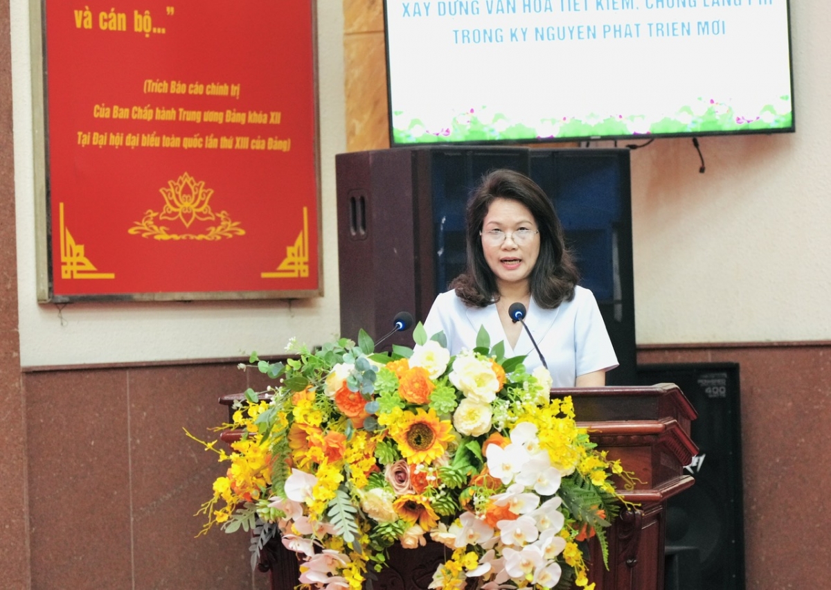 TS Nguyễn Thị Mai Anh, Trưởng ban VH-XH, Tạp chí Cộng Sản tham luận tại hội thảo.