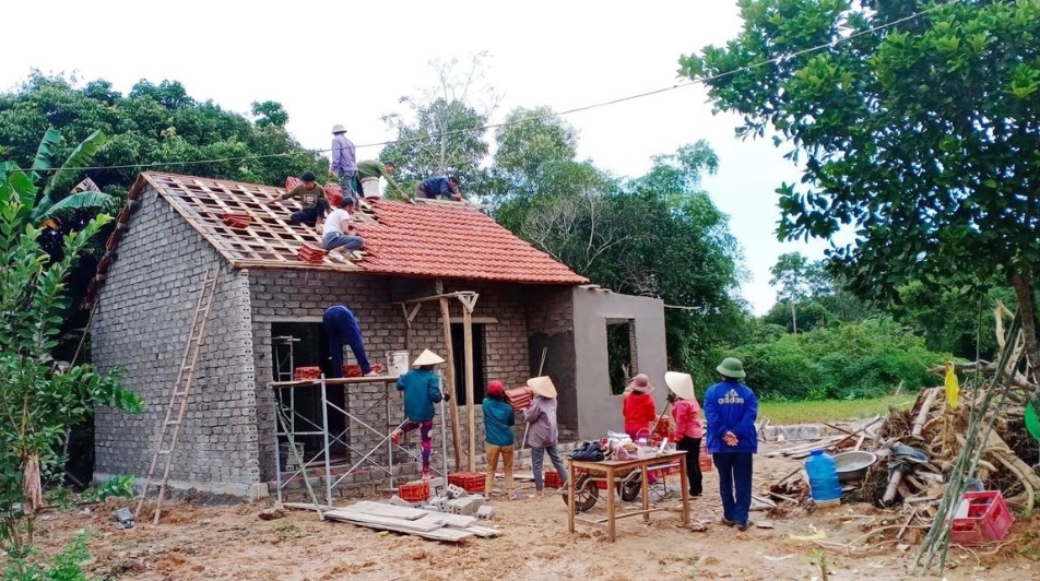 Huyện Yên Thành huy động sức dân làm nhà ở cho người có hoàn cảnh đặc biệt khó khăn. Ảnh: Mai Hoa