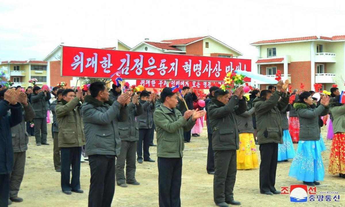 Một buổi lễ chào đón cư dân vào những ngôi nhà mới xây dựng ở tỉnh Gangwon, Triều Tiên ngày 23/12/2024. Ảnh: KCNA/Yonhap