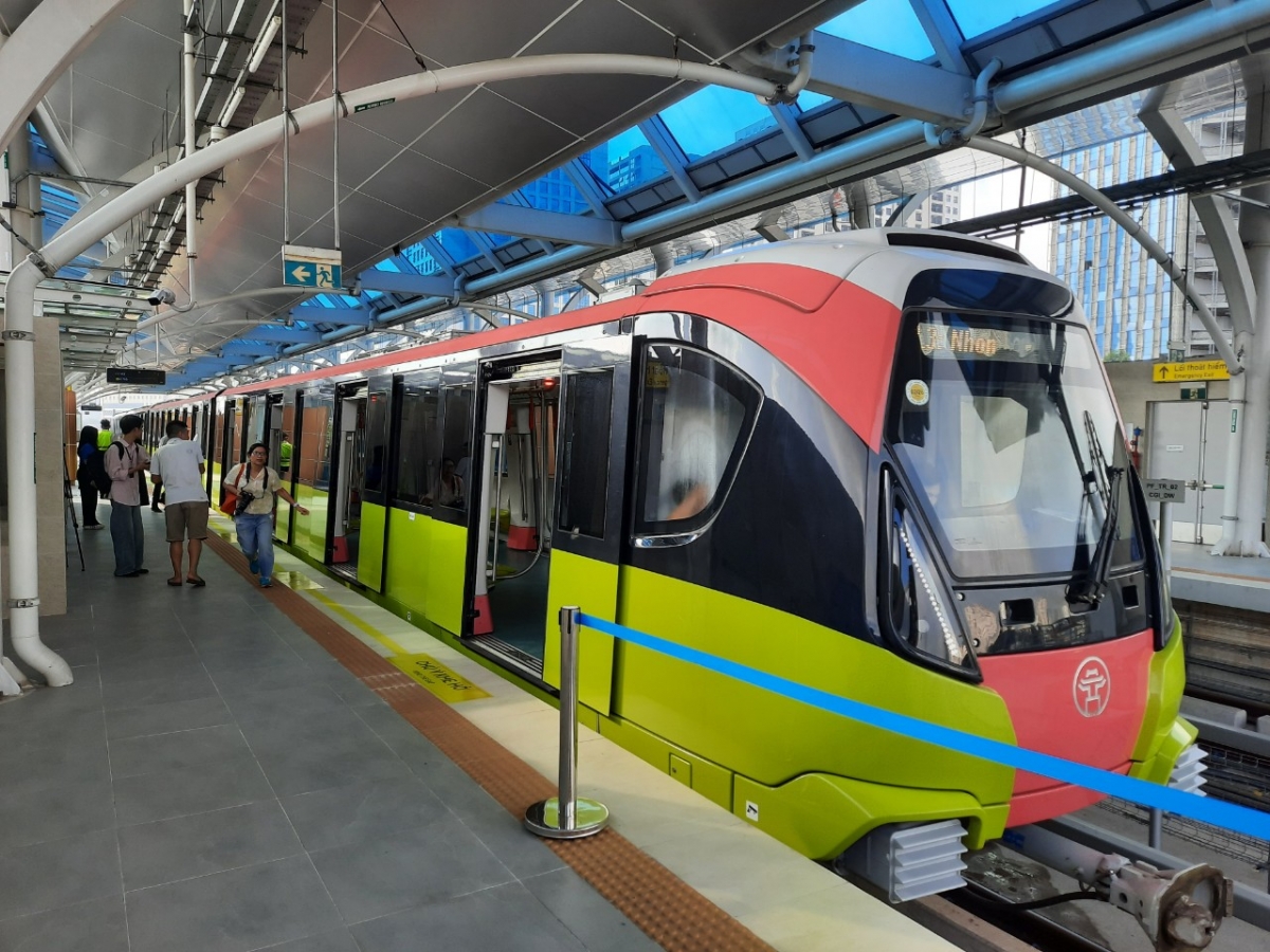 Tàu metro Nhổn- Ga Hà Nội.