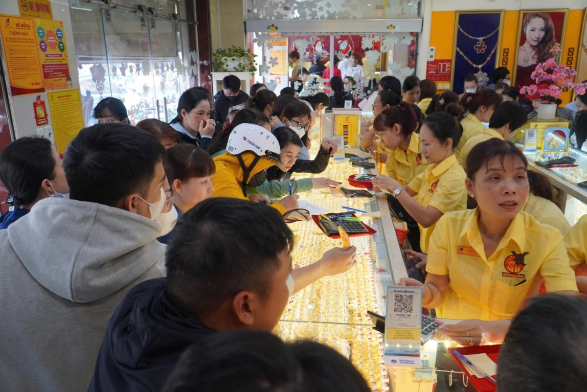 Những thời điểm giá vàng biến động, nhiều người dân xếp hàng đi mua