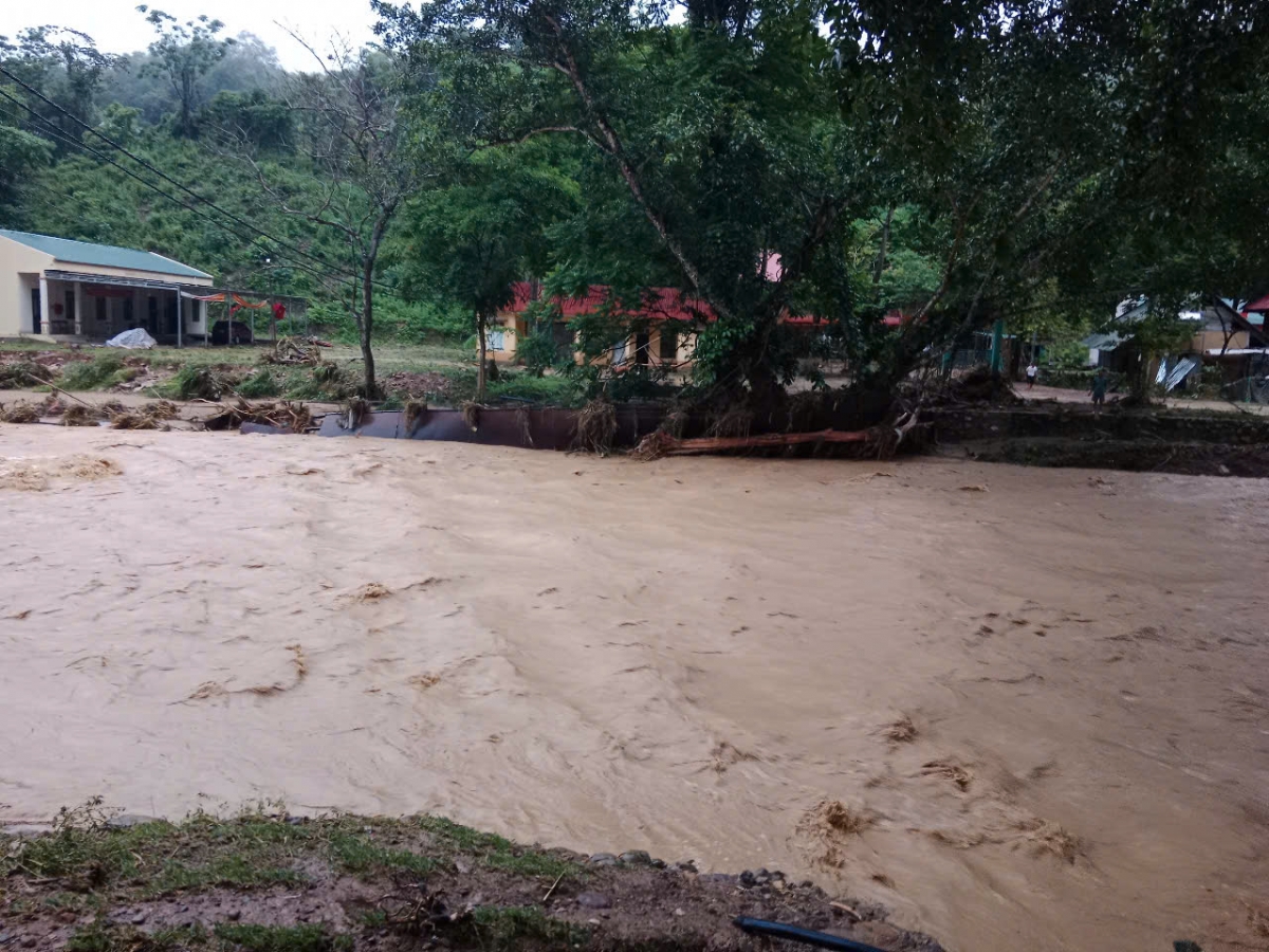 Cầu treo dân sinh từ xã Nhôn Mai, huyện Tương Dương đi xã Tri Lễ, huyện Quế Phong bị lũ cuốn phăng. Theo báo cáo nhanh của huyện Tương Dương, đã có 3 cầu dân  sinh (2 cầu tại xã Hữu Khuông; 1 cầu tại xã Nhôn Mai) và 1 công trình thủy lợi bị lũ cuốn trôi. 
