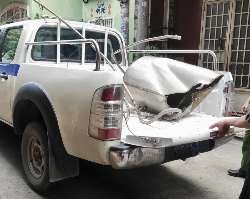 Chiếc nồi nấu sữa bị nổ, móp méo sau vụ việc (Ảnh: CTV)