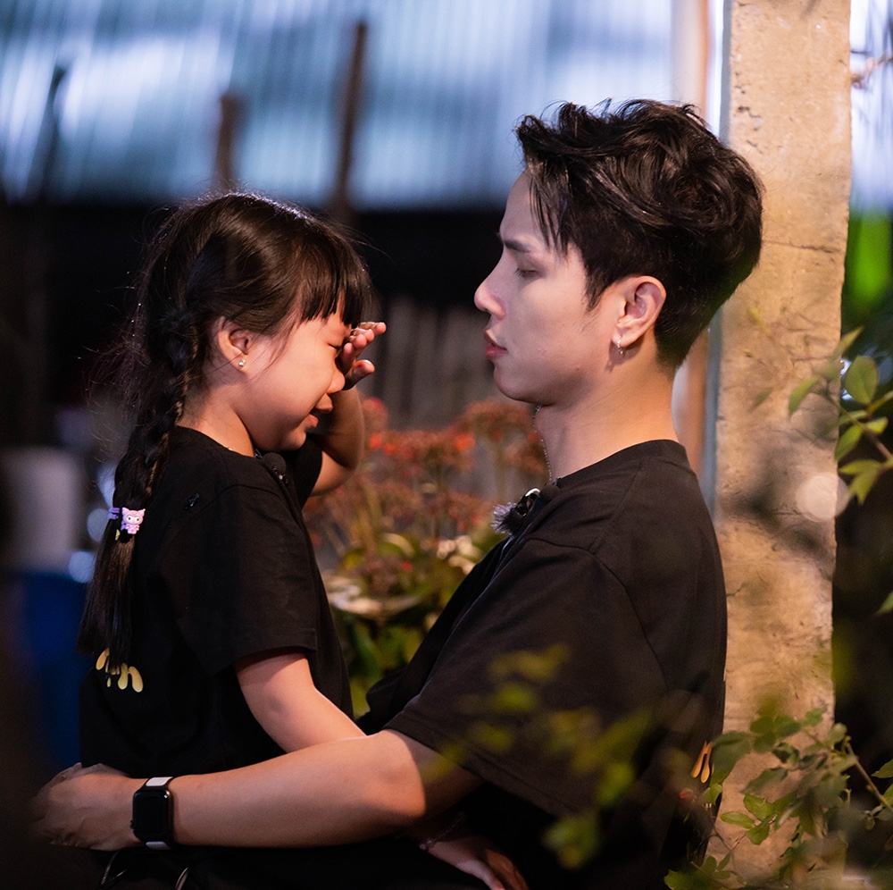 Neko Lê dỗ dành con gái