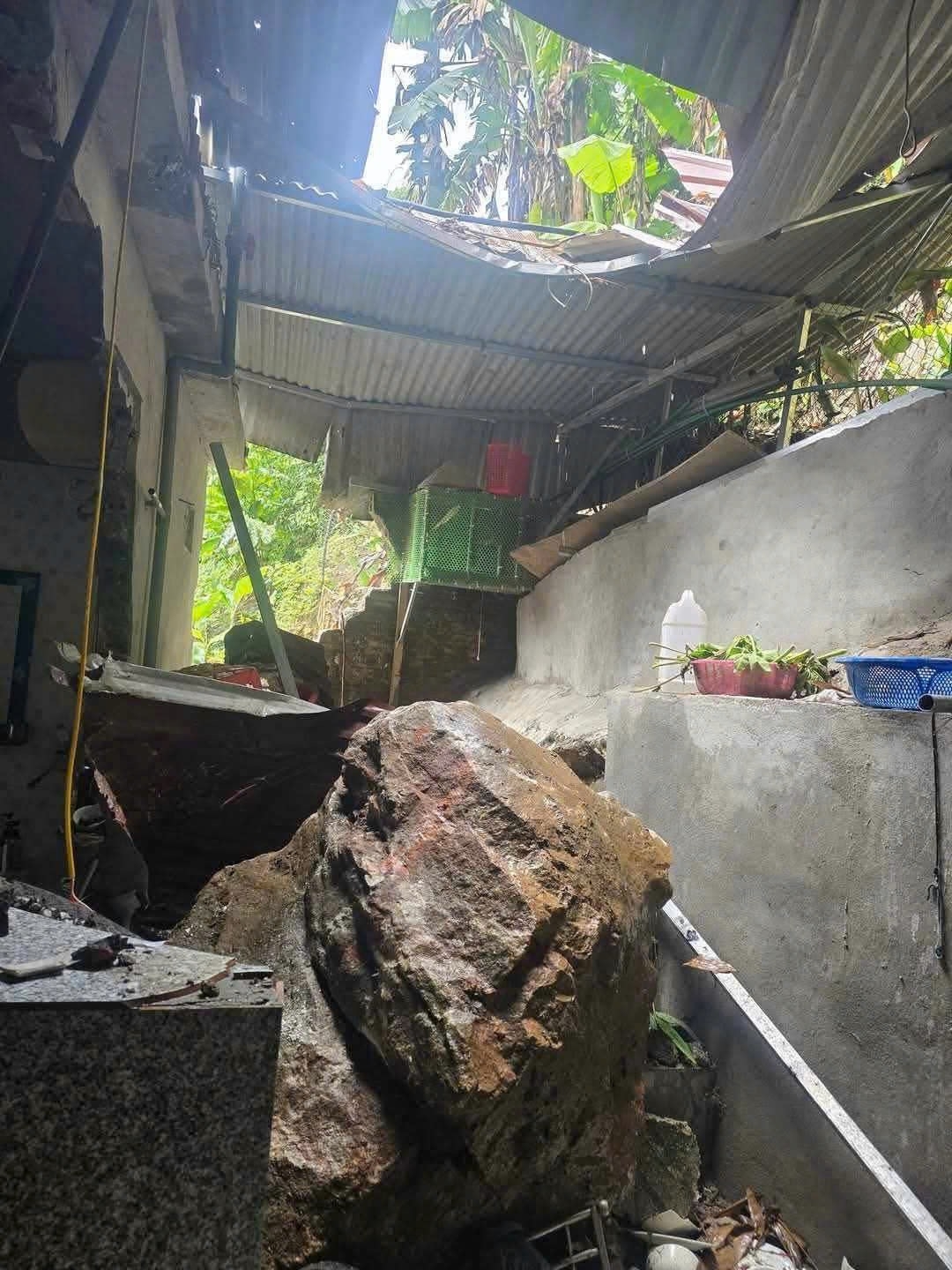 Hiện trường vụ đá rơi vào nhà dân