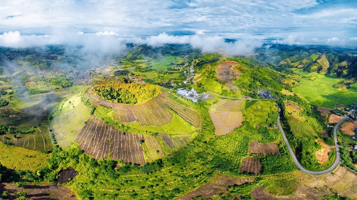 Núi lửa Nâm Kar - một trong năm miệng núi lửa tiêu biểu trong Công viên địa chất toàn cầu UNESCO Đắk Nông.