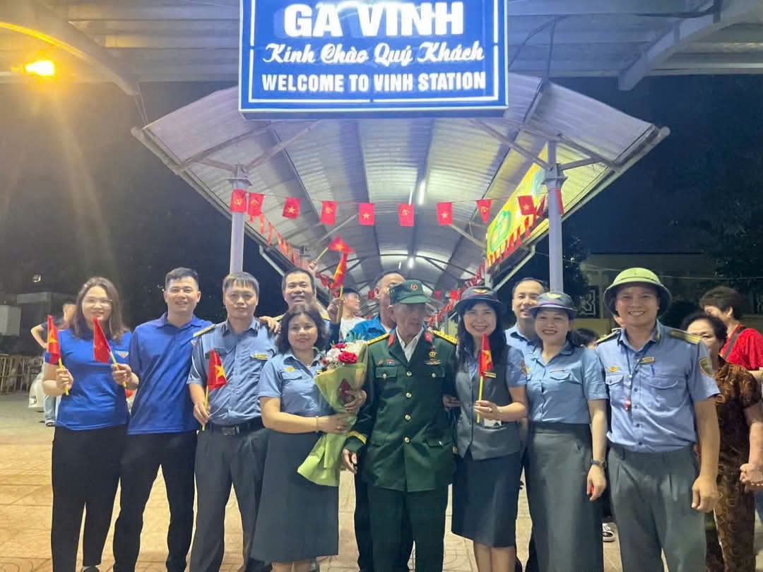 Trước đó, nhiều người chào đón ông Thanh khi ông đi tàu về đến ga Vinh. 