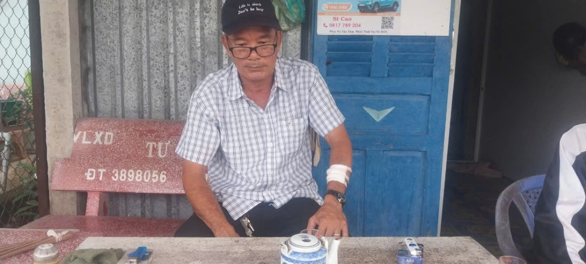 Ông Nguyễn Văn Tiếng bị thương tay trái do tên cướp đâm trúng