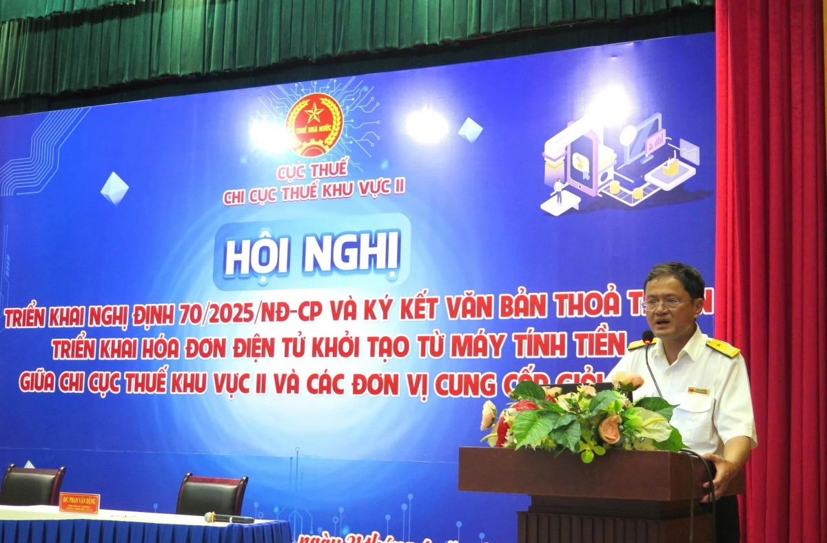 Ông Phan Văn Dũng, Phó Chi Cục trưởng Chi cục Thuế khu vực II.