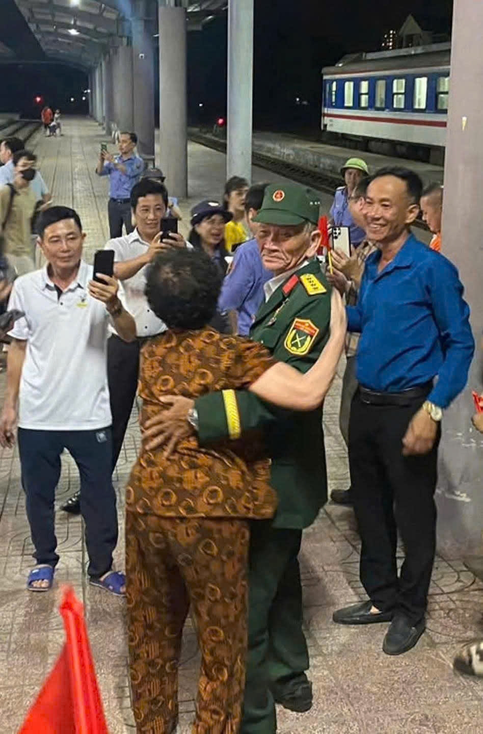 Bà Hải đã ôm chầm lấy chồng sau nhiều ngày xa cách.