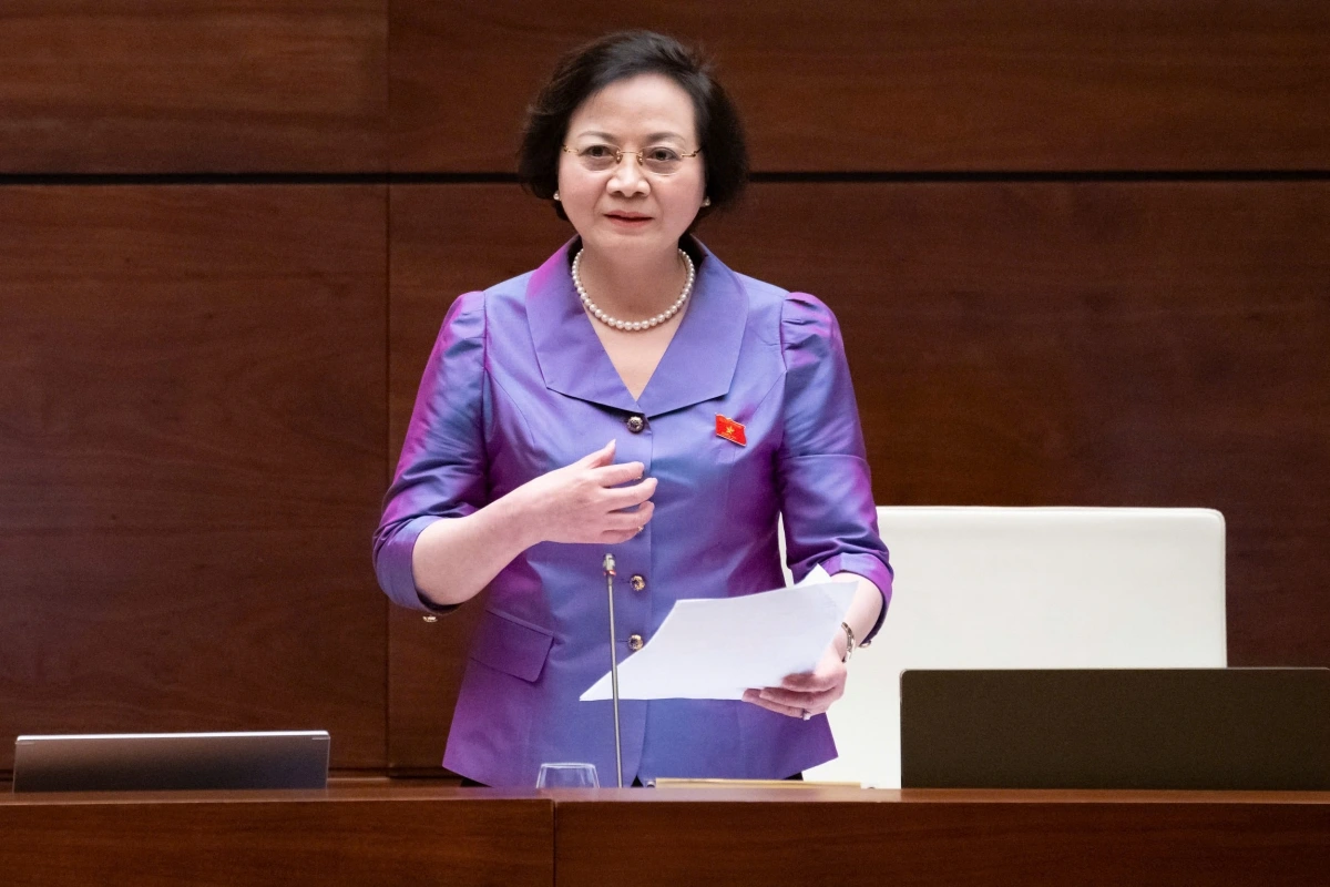 Bộ trưởng Bộ Nội vụ Phạm Thị Thanh Trà đã tiếp thu và giải trình trước Quốc hội các vấn đề ĐBQH nêu về dự án Luật Cán bộ, công chức (sửa đổi). (Ảnh: Media Quốc hội)
