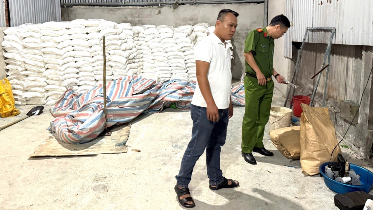 Lực lượng chức năng kiểm tra bên trong nhà xưởng (Ảnh: Công an tỉnh Đồng Nai)