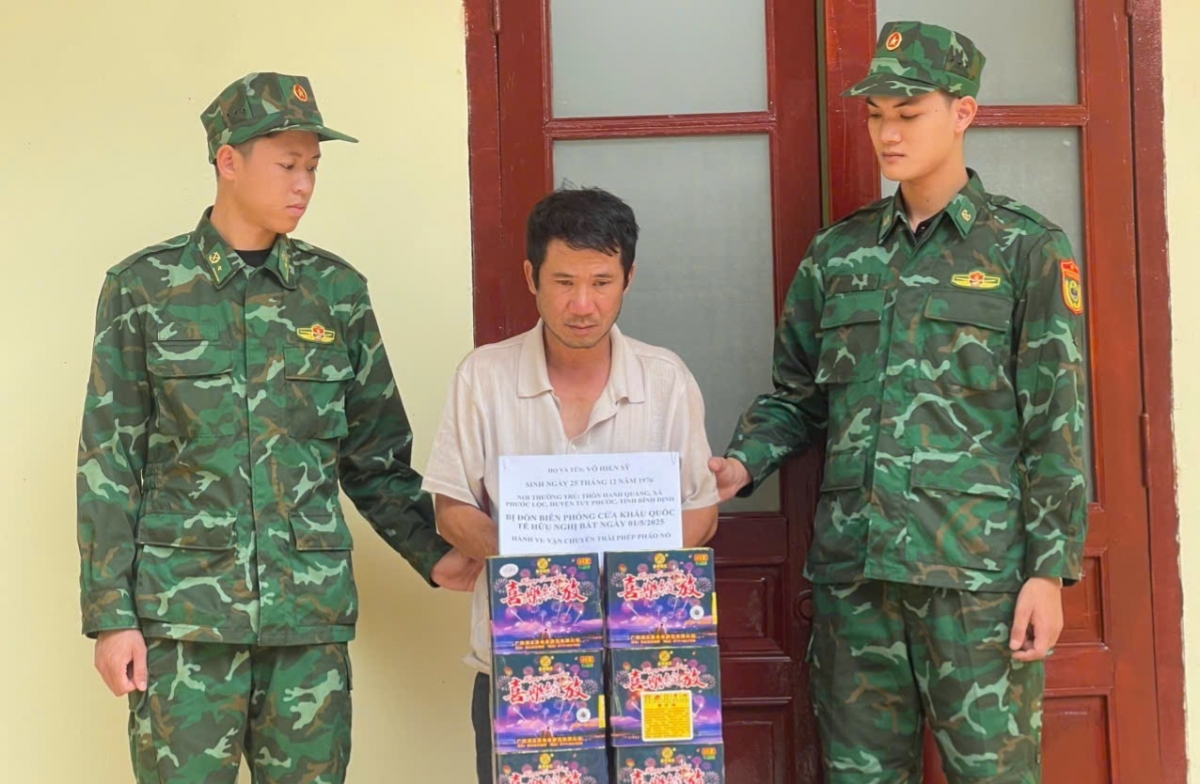 Lái xe đầu kéo vận chuyển trái phép khối lượng lớn pháo nổ bị phát hiện, tạm giữ (Ảnh: BĐBP tỉnh Quảng Ninh)