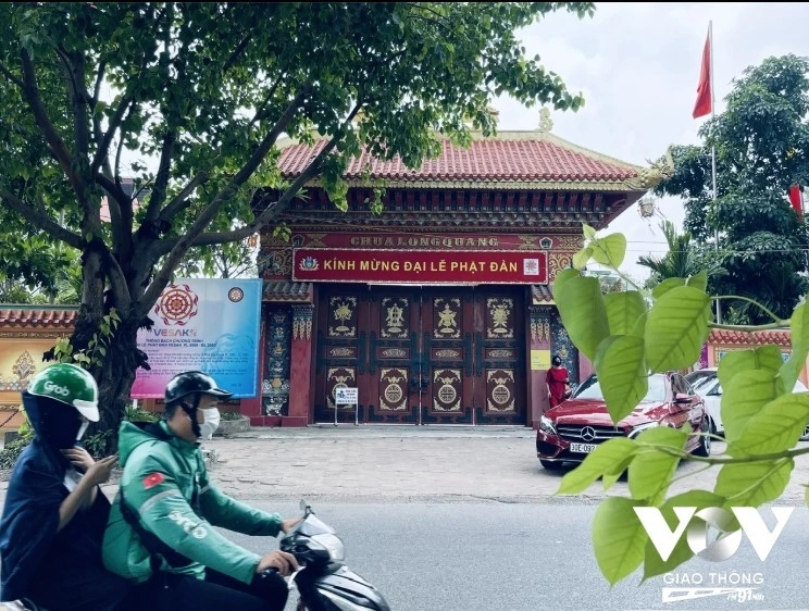 Ngang qua mái chùa, có người vội đến mức không nhận ra, cho đến khi giật mình bởi một tiếng chuông