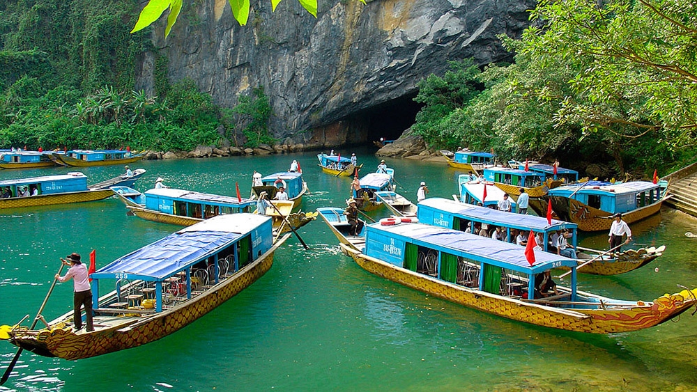 Động Phong Nha nằm trong Vườn Quốc gia Phong Nha - Kẻ Bàng, được UNESCO công nhận là Di sản thiên nhiên thế giới, thuộc xã Sơn Trạch, huyện Bố Trạch, tỉnh Quảng Bình.