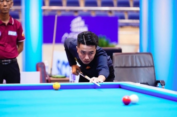 Vietnamese billiards player Nguyen Hoai Phong enjoys overwhelming wins against Henk Overmars of the Netherlands and Masayuki Sawaoka of Japan (Photo: thanhnien.vn)
