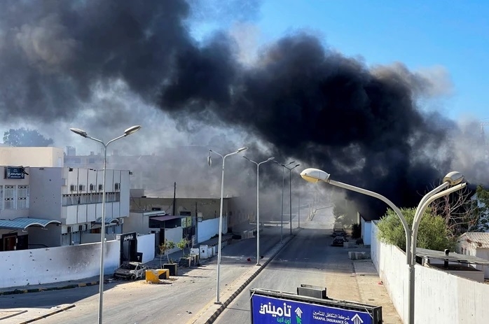 Khói đen bốc lên nghi ngút từ các tòa nhà bị hư hại ở Tripoli. Ảnh: Reuters