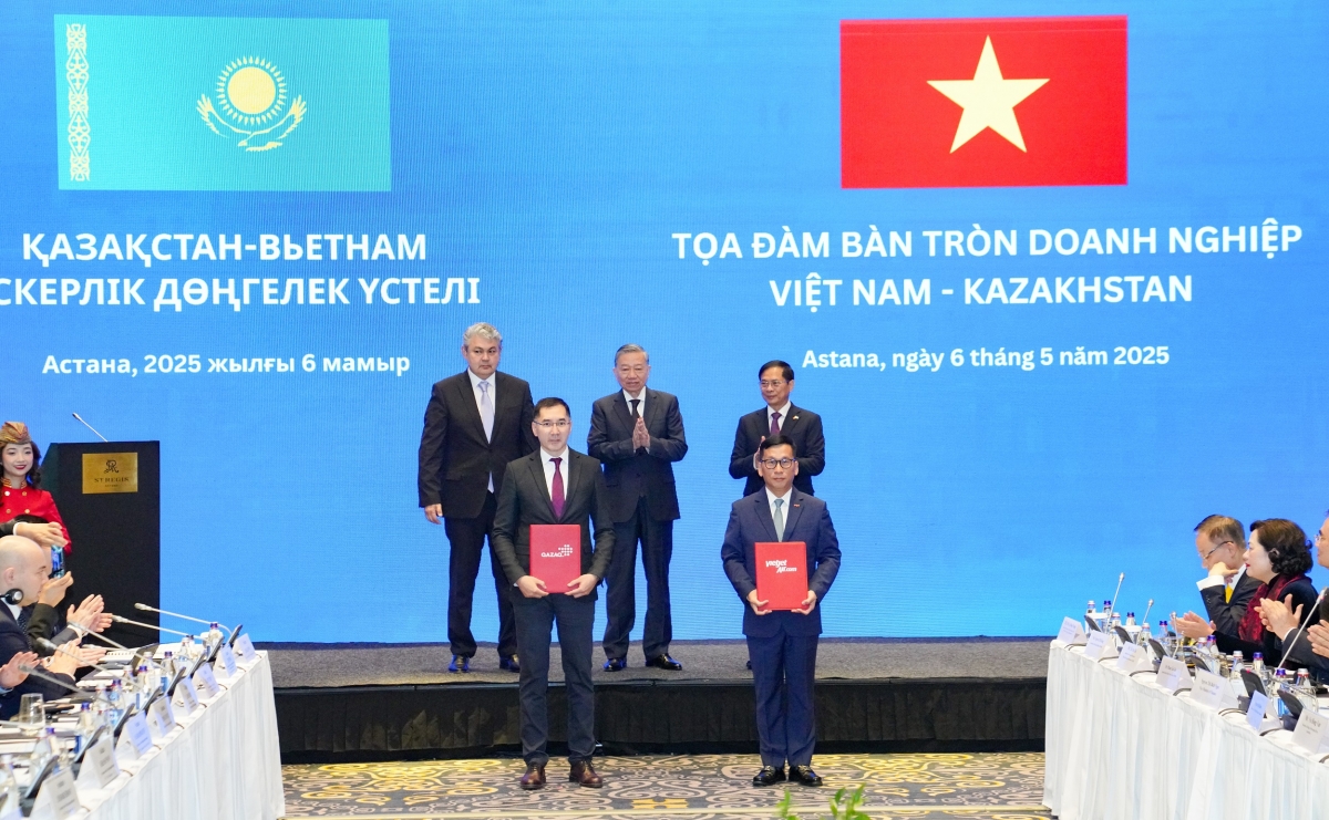 Tổng Giám đốc Vietjet Đinh Việt Phương và Tổng Giám đốc Qazaq Air Adilbek Umraliyev trao thỏa thuận hợp tác, trước sự chứng kiến của Tổng Bí thư Tô Lâm, Phó Thủ tướng Kazakhstan Yermek Kosherbayev và Phó Thủ tướng, Bộ trưởng Ngoại giao Bùi Thanh Sơn
