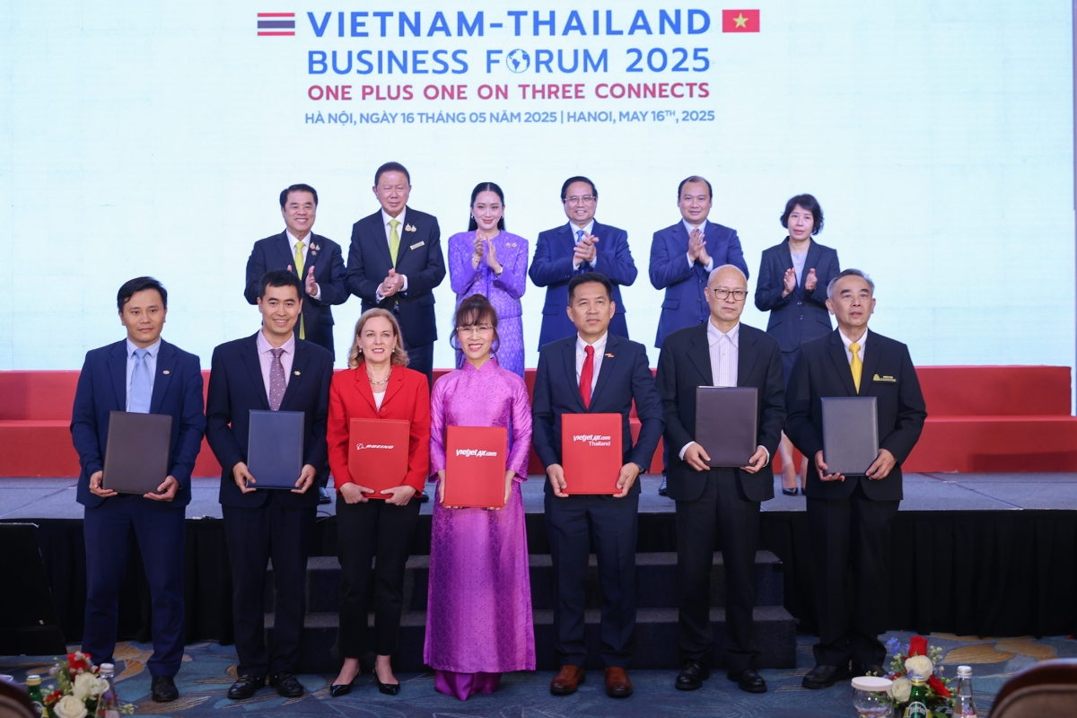 Bà Penny Burtt, Chủ tịch Boeing vùng (thứ ba từ trái sang, hàng trước), Chủ tịch Vietjet Nguyễn Thị Phương Thảo (giữa, hàng trước) và Tổng giám đốc Vietjet Thái Lan Woranate Laprabang (thứ ba từ phải sang, hàng trước) trao thỏa thuận chuyển giao 50 tàu bay Boeing 737 cho Vietjet Thái Lan với sự chứng kiến của Thủ tướng Chính phủ Phạm Minh Chính và Thủ tướng Thái Lan Paetongtarn Shinawatra