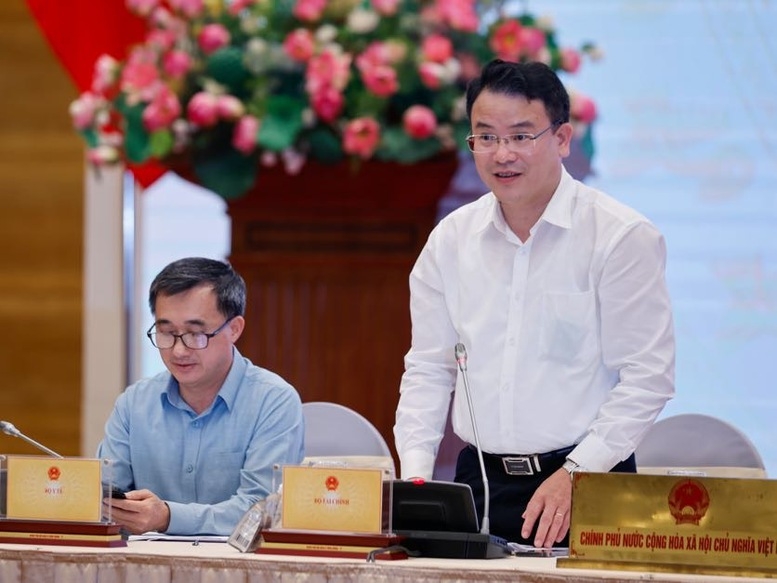 Thứ trưởng Bộ Tài chính Trần Quốc Phương phát biểu tại Họp báo Chính phủ thường kỳ tháng 4/2025 (Ảnh: VGP)