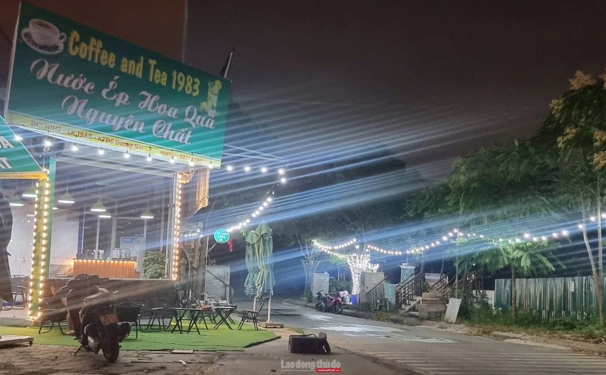 Quán Coffee and Tea 1983 ở KTĐC Dương Nội ngang nhiên lấn chiếm vỉa hè để kinh doanh.