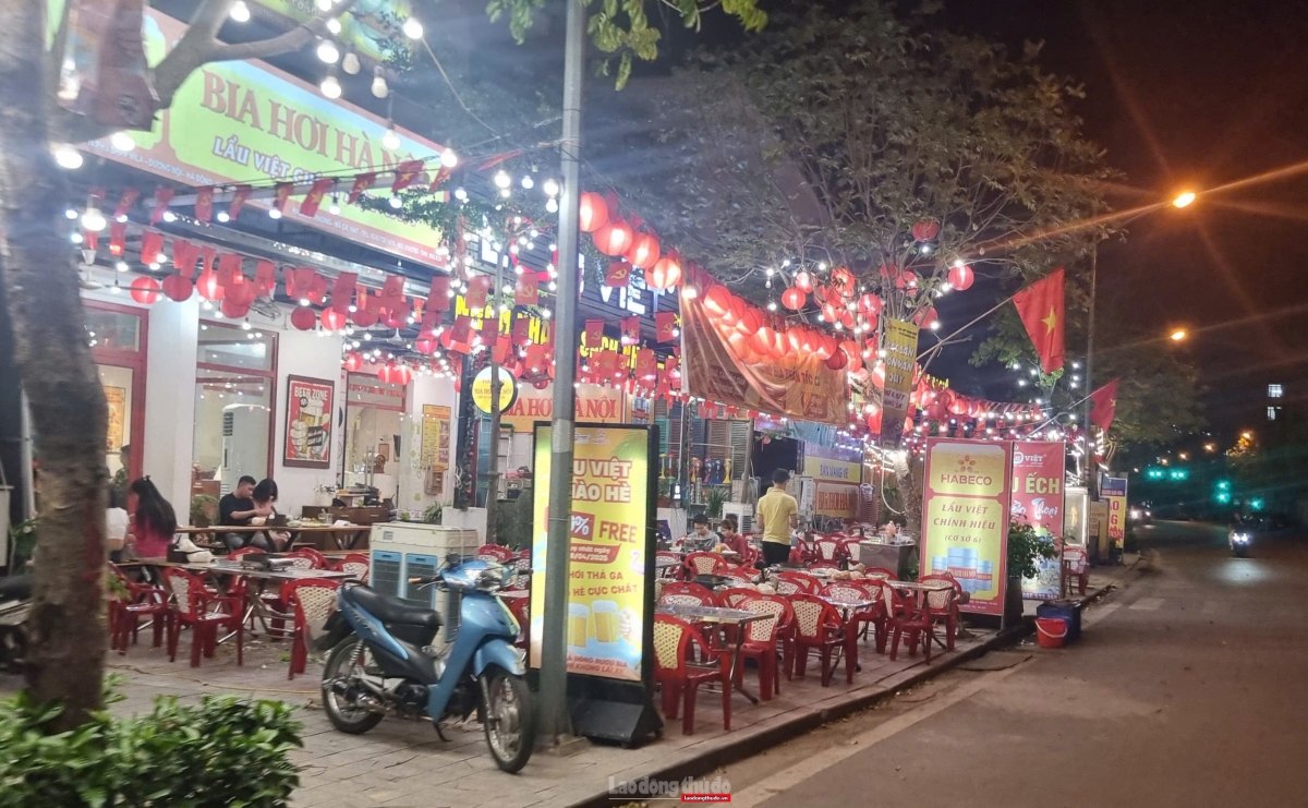 Các nhà hàng ngang nhiên lấn chiếm vỉa hè để kinh doanh.