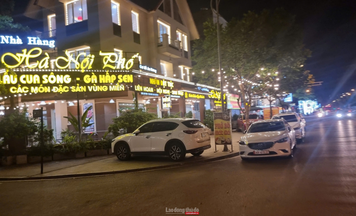 Phần lòng đường phía trước nhà hàng cũng bị chiếm dụng để làm chỗ đỗ xe cho khách, gây nguy hiểm cho người tham gia giao thông.